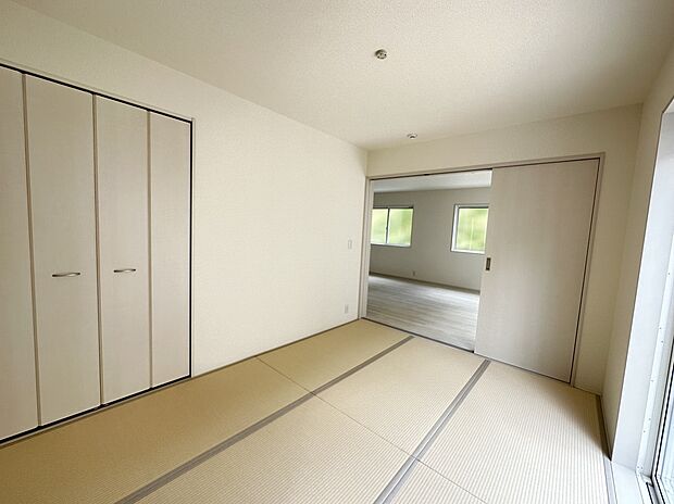 【和室】同社施工写真　リビングからの続き和室は座卓テーブルを置いてセカンドリビングとして使ったり、畳ならではの肌触りで横になって休んだりと、自由に活用できるのが続き間「和室」の特徴です。