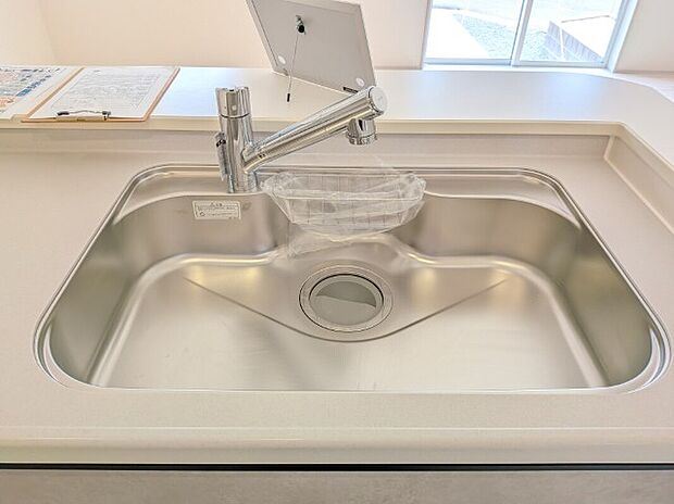 【キッチン】同社施工写真　浄水器一体型水栓です。蛇口をひねればいつでもおいしい水が飲めるのが嬉しいです