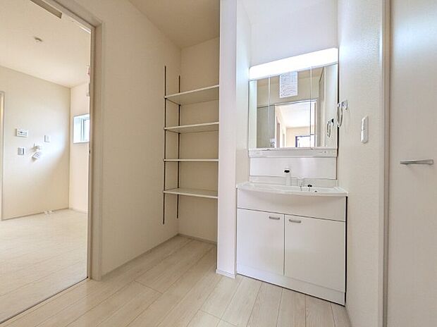【独立洗面台】同社施工写真　注文住宅のようなお洒落な独立洗面台！二人並んでも余裕があるので、朝の支度時間も困りません！