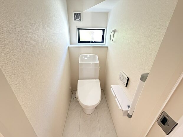 【トイレ】1号棟写真 1階と2階に完備されているので、朝の忙しい時間帯に困ることはありません。