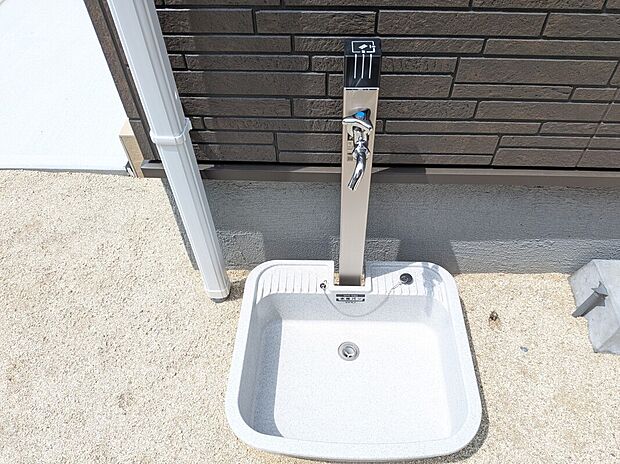 【外水栓】3号棟写真 玄関脇に外水栓が付いています。庭の水やりや洗車の時に大変便利です。