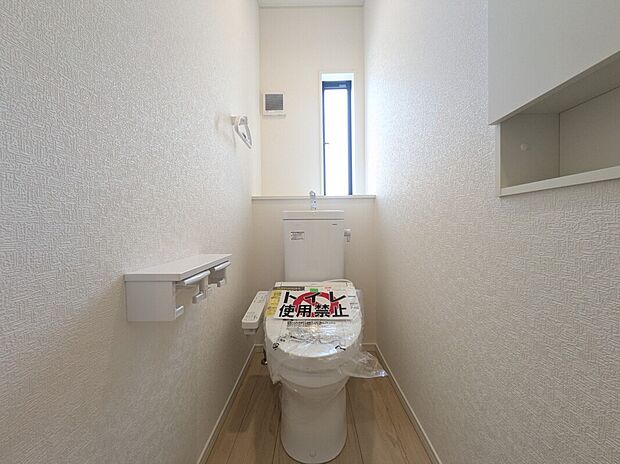 【トイレ】1号棟写真　1階と2階に完備されているので、朝の忙しい時間帯でも困りません。