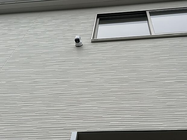 【防犯カメラ】1号棟写真 玄関頭上に防犯カメラが設置されているので、防犯面の安心と安全が担保できます。