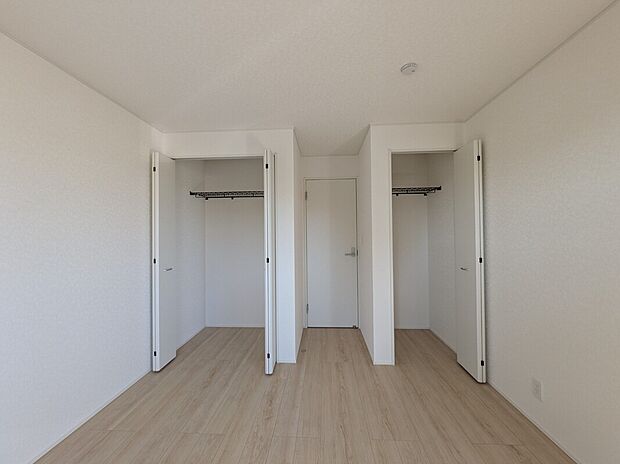 【クローゼット】2号棟写真 各居室に収納が付いているので、部屋をスッキリみせることができます。
