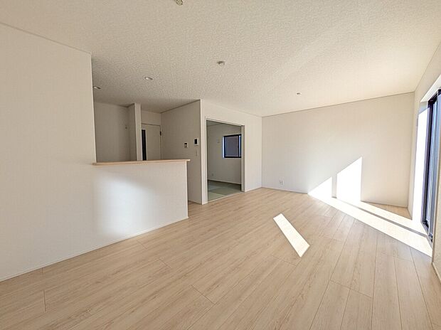 【LDK】2号棟写真 一日の中で多くの時間を過ごすことになるリビングダイニングだからこそ、いつも穏やかな空間であることが必然。爽やかな通風と採光を存分に感じることができる空間です。