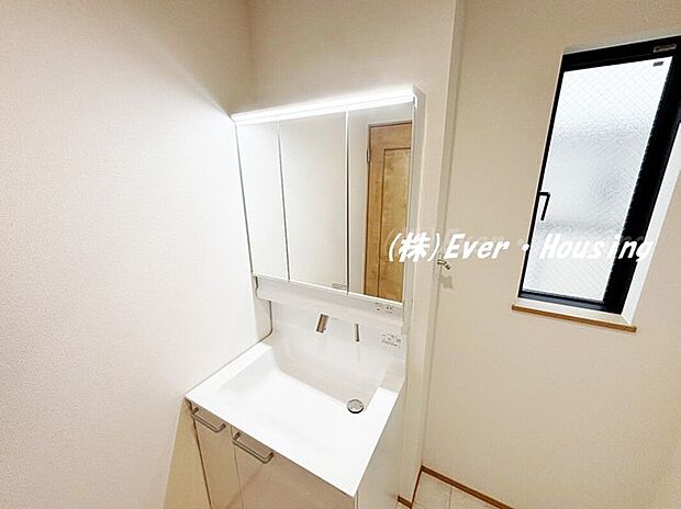 【洗面脱衣室】洗面脱衣室には三面鏡化粧台を設置しました。収納力豊富で洗面で使用するものをしっかり収納することができます。