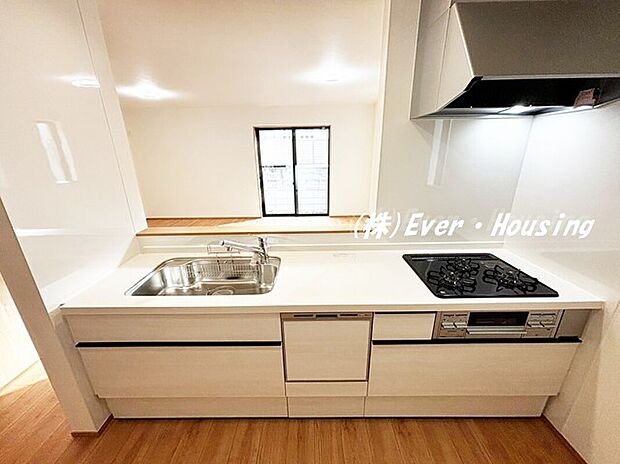 【対面式のシステムキッチン】忙しいご家庭には嬉しい食洗器が標準搭載。