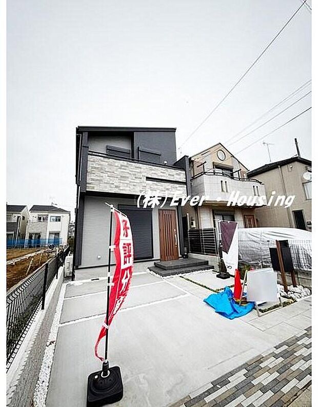 【自慢したくなるおしゃれな外観。】前面スペースにゆとりのある駐車場を確保。お車の出し入れもしやすく、来客時にも安心です。道路からの見通しも良く、日々の暮らしに安心感を与えてくれる落ち着いた住環境が魅力です。