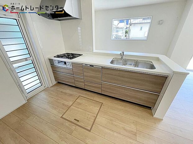 おしゃれなカウンターキッチン♪リビングで遊んでいるお子様を見守りながら、時にはお喋りをしながら料理や後片付けができる人気の高いスタイルです♪食卓も会話が弾みます♪