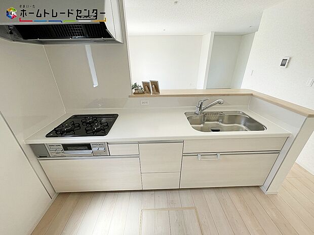 おしゃれなカウンターキッチン♪リビングで遊んでいるお子様を見守りながら、時にはお喋りをしながら料理や後片付けができる人気の高いスタイルです♪食卓も会話が弾みます♪