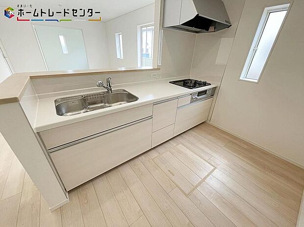 おしゃれなカウンターキッチン♪リビングで遊んでいるお子様を見守りながら、時にはお喋りをしながら料理や後片付けができる人気の高いスタイルです♪食卓も会話が弾みます♪