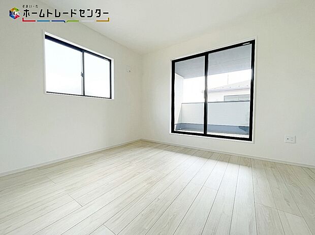 １号棟
爽やかな風を感じて起きる朝は快適生活の始まり！朝日と共に、目覚ましなしで自然と気持ちよく起床出来そうです！日中もたっぷり日差しが降り注ぎ陽当たり良好ぽかぽか間取り。リラックスできる空間をお届け