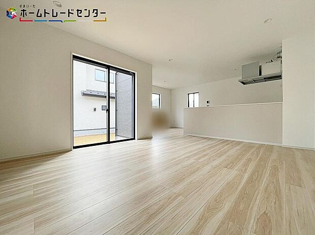 1号棟
ホームパーティに招きたくなる自慢の広々リビング・ダイニング!お子様が走り回っても広々安心です!伸びやかな子育てや、にぎやかなふれあいの日々を存分に楽しんでください。