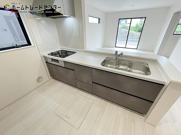 対面式キッチンですので、お食事の準備をしながらご家族との会話を楽しめます☆水回りも集中しているので、家事の動きがらくちんです♪お風呂に入っている子供たちの様子もすぐ見に行けます！