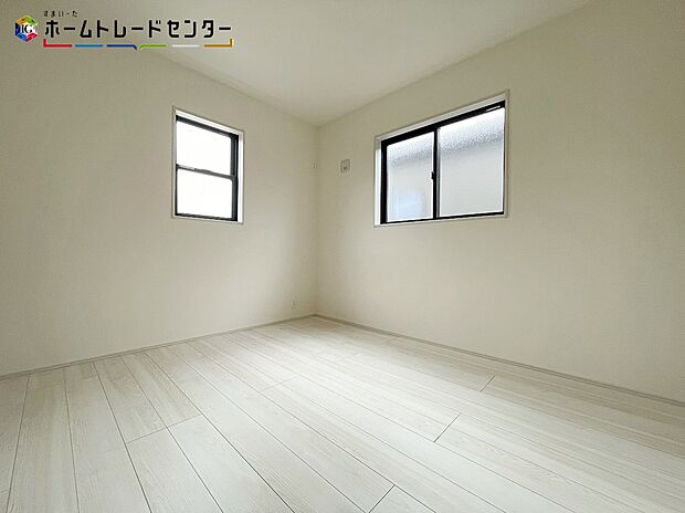 穏やかな光が差し込む室内！穏やかな時間が流れます。休日には、落ち着いた空間で自分の趣味を楽しむのはいかがですか。なんとなく休日を過ごしてしまうこともなく、充実した素敵な一日になることでしょう！