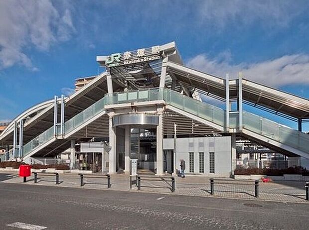 JR常磐線「赤塚」駅周辺には、スーパーやドラッグストア、飲食店など日常生活に便利な施設が揃っており、ファミリー層にも人気です。駅の北側には自然豊かな公園や住宅街が広がり、落ち着いた雰囲気が魅力です。