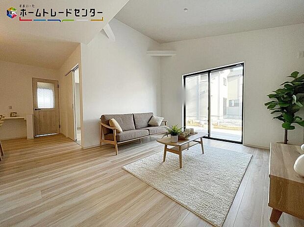 陽当たり良好のリビングです♪大きな窓がありますので、陽光あふれる明るい空間です。居心地良く、ご家族皆がゆったり寛げる憩いの空間となりそうです。