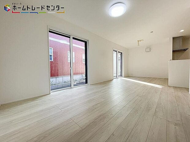 4号棟
たくさんの窓から注ぐ太陽の光。時間の経過とともに位置を変え部屋に変化と温もりをもたらしてくれます。家族みんながくつろげるリビングです!