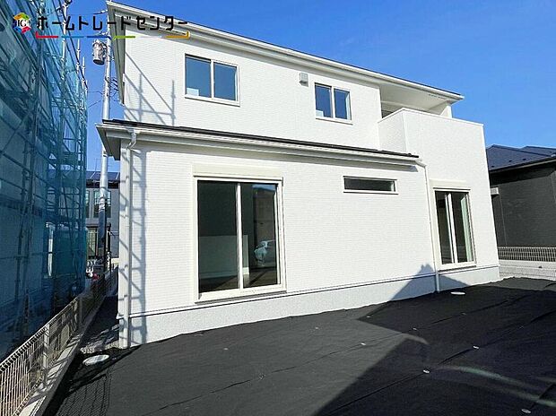 3号棟
一戸建ての大きなメリットは、「自分の土地」を自由に使えること。好きなペットが飼えるほか、ガーデニングやDIY、車の手入れなど様々な趣味を楽しめます♪広いお庭でのびのびと開放的に暮らしましょう!