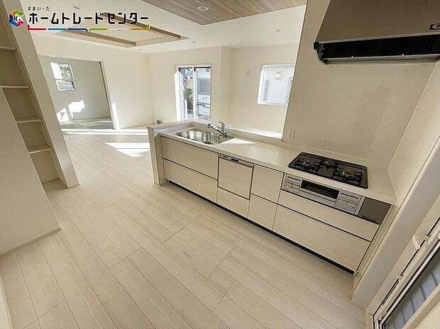 ママの目線でデザインされた住まいは、水回りの導線や豊富な収納など魅力がたくさん。洗濯物を洗っているうちにご飯の下ごしらえなどの「ながら家事」がしやすいレイアウト♪住み心地の良さをぜひご体感下さい！