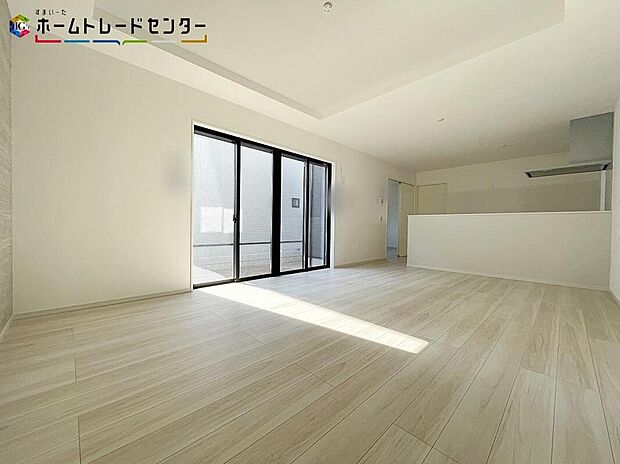 陽当たり良好のリビングです♪大きな窓がありますので、陽光あふれる明るい空間です。居心地良く、ご家族皆がゆったり寛げる憩いの空間となりそうです。