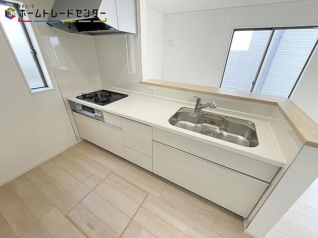 １号棟
おしゃれなカウンターキッチン♪リビングで遊んでいるお子様を見守りながら、時にはお喋りをしながら料理や後片付けができる人気の高いスタイルです♪テレビの話題や一日の出来事、食卓も会話が弾みますね♪