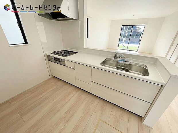 D号棟
人気の高い対面キッチンは、目線が開放的で調理中に家族の様子を見渡すことができます！キッチンに立っている時間は一日で結構長いものです！小さなお子様やペットに、目を配ることができ安心ですね！