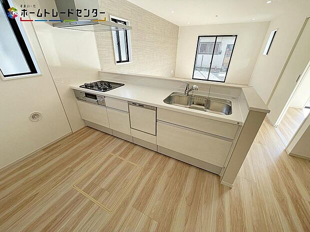 対面式キッチンですので、お食事の準備をしながらご家族との会話を楽しめます☆水回りも集中しているので、家事の動きがらくちん♪全スライド式収納キッチンですのでお皿や鍋の出し入れもラクラクです！