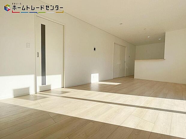 お陽さまの光とさわやかな風をたっぷりとりこめます。室内はいつも明るい印象なので気持ちの良い朝を迎えられます。毎日の生活も明るくなりそう。明るいリビングで家族団らんの時間を楽しみましょう！！