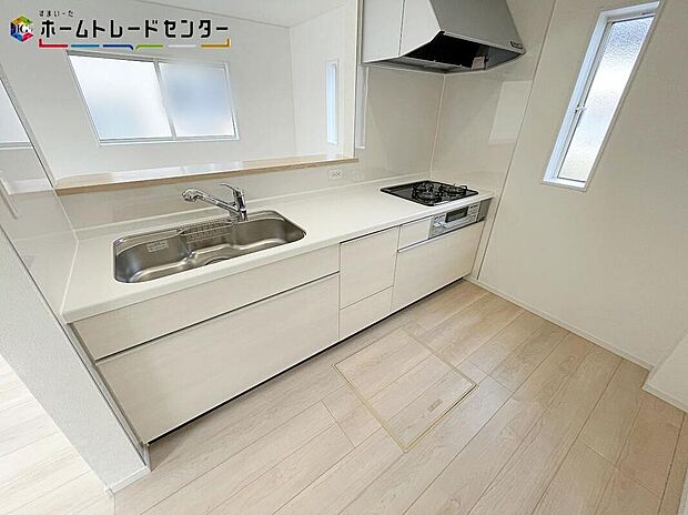 おしゃれなカウンターキッチン♪リビングで遊んでいるお子様を見守りながら、時にはお喋りをしながら料理や後片付けができる人気の高いスタイルです♪テレビの話題や一日の出来事、食卓も会話が弾みますね♪