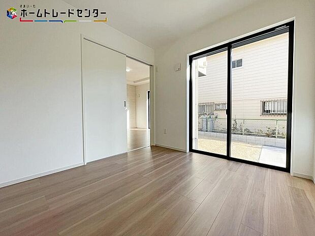 来客時にあったら嬉しい1室！小さなお子様を寝かしつけるお部屋や遊び場としても重宝しますよ！！木の温もりがやさしいフローリングは安らぎをもたらすプライベート空間。