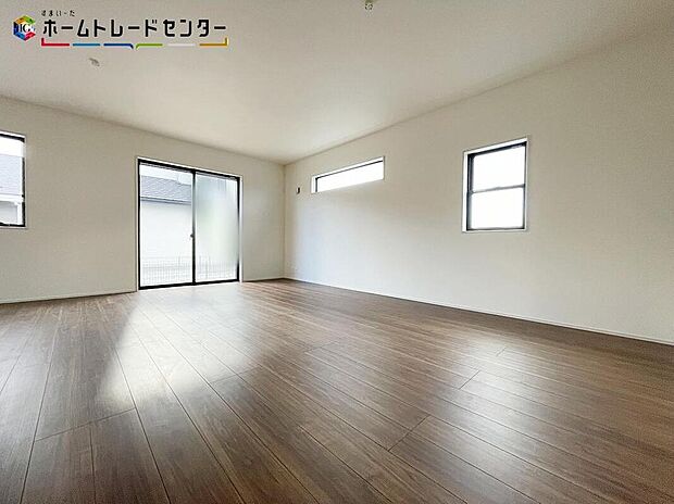 １号棟
大きな窓のあるリビングは、陽光あふれる明るい空間！お休みの日も映画を見たり、ゲームをしたりお出掛けせず、ずっとおうちに居たくなる空間です！