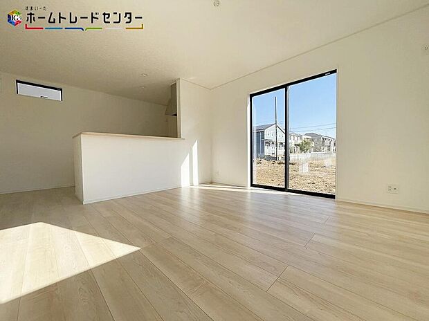 開放感のある明るいリビング&キッチンです!対面式キッチンからは、リビングにいるご家族の様子が一目で分かります。テレビを見ながら、家族と会話しながら孤立することなく、リビングとキッチンを行き来出来ます!