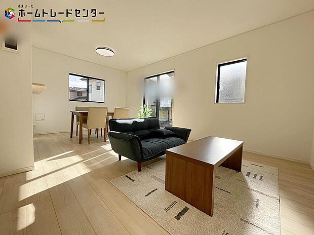 2号棟
広々とした開放感あふれるリビング!ゆったり寛げる充分な広さがございます!ご家族でインテリアのレイアウトを考えるのも楽しみになりそうですね。窓も大きいので明るく風通しも良いです!