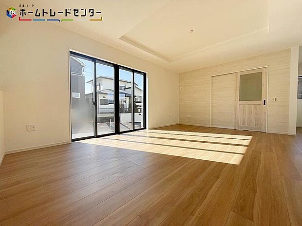 陽当たり良好のリビングです♪大きな窓がありますので、陽光あふれる明るい空間です。居心地良く、ご家族皆がゆったり寛げる憩いの空間となりそうです。