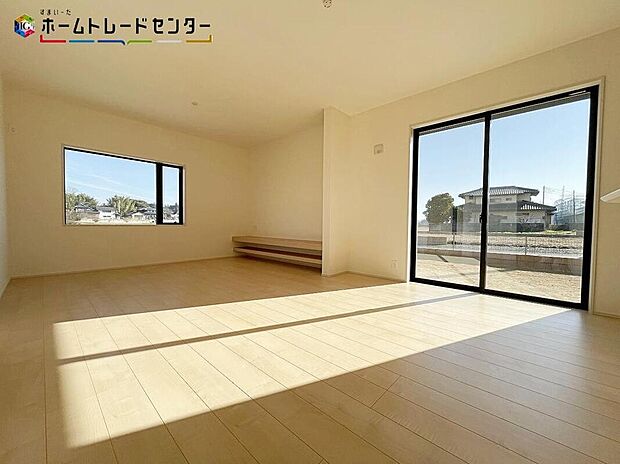 広々とした開放感あふれるリビングです。充分な広さがございますので、ご家族でインテリアのレイアウトを考えるのも楽しみですね♪お気に入りの家具に囲まれて、家族皆がゆったりした気持ちで過ごせたら最高ですね!