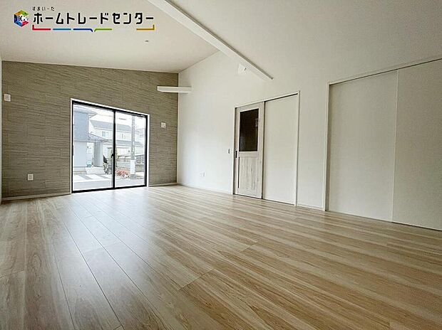 陽当たり良好のリビングです♪大きな窓がありますので、陽光あふれる明るい空間です。居心地良く、ご家族皆がゆったり寛げる憩いの空間となりそうです。