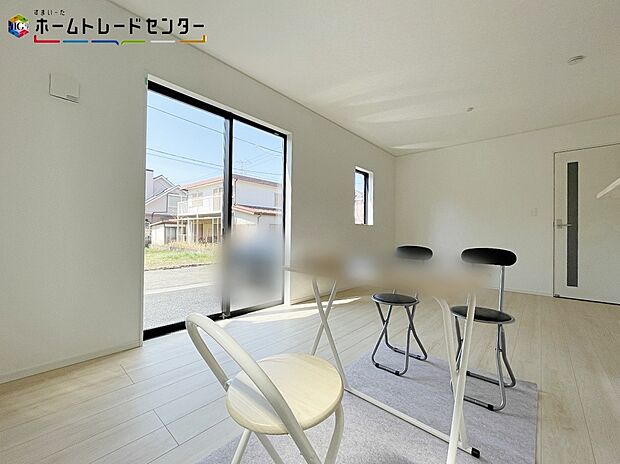 嬉しい仕様がたくさん!
システムキッチン、浴室乾燥機、床下収納、防犯カメラ、TVモニター付きインターホン、人感センサー付玄関灯、EVコンセント、駐車2台可(車種による)♪