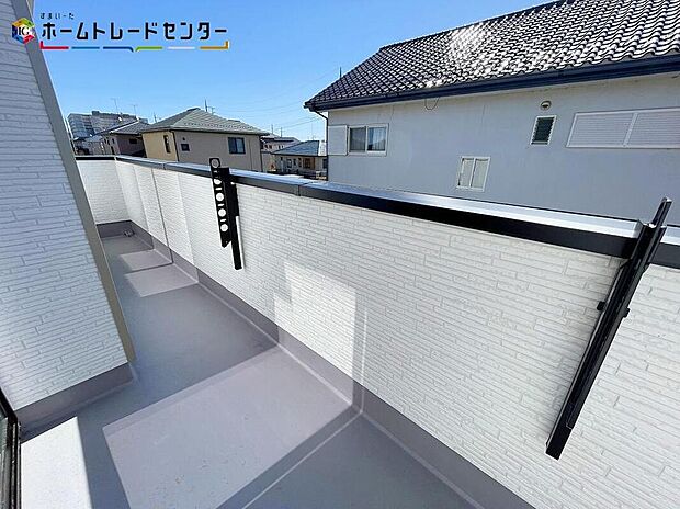 B号棟
陽当たりの良いバルコニーはお洗濯物を干すのはもちろん、植物を育てるのにぴったりの空間!プランターを置いてちょっとしたガーデニングを楽しむのもおすすめです!バルコニーで快適に過ごせることでしょう