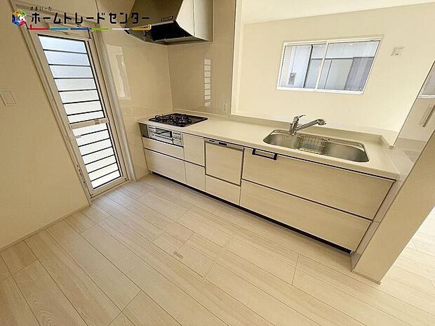 おしゃれなカウンターキッチン♪リビングで遊んでいるお子様を見守りながら、時にはお喋りをしながら料理や後片付けができる人気の高いスタイルです♪食卓も会話が弾みます♪