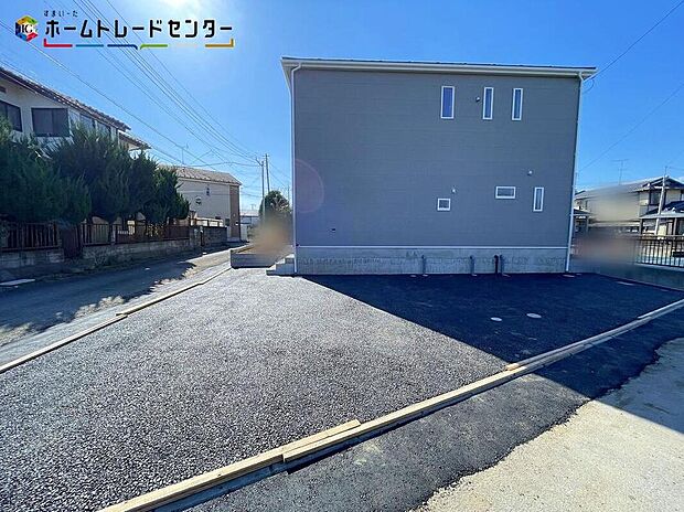 交通量が少ない住宅街なので、雨の日でも車の走行音も気になりません。平日・お仕事帰りなど、いつでもご案内致します!お気軽にお問い合わせ下さい♪お持ちしております!