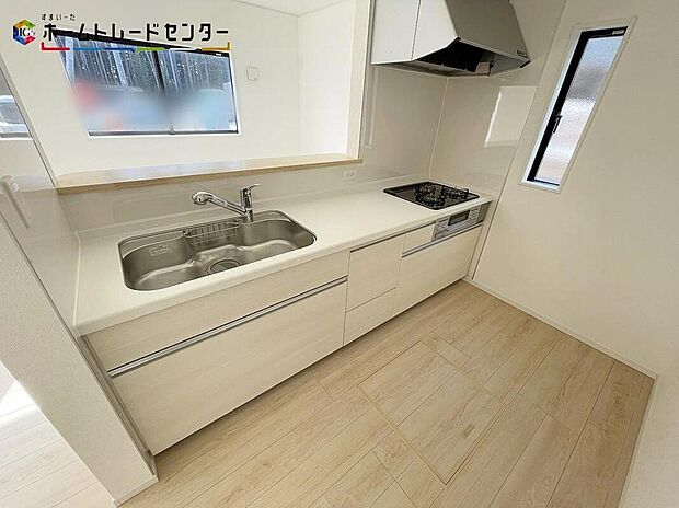 19号棟
おしゃれなカウンターキッチン♪リビングで遊んでいるお子様を見守りながら、時にはお喋りをしながら料理や後片付けができる人気の高いスタイルです♪テレビの話題や一日の出来事、会話が弾みますね♪