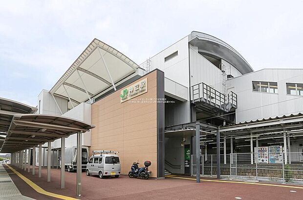 神立駅は茨城県土浦市にあるJR常磐線の駅で、通勤・通学に利用される地域の交通拠点。周辺には工業団地や住宅地が広がり、駅前には商業施設やバス乗り場も整備されています。