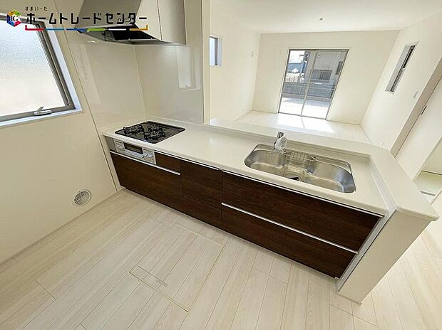 広々キッチンなら、前後にも動けお子様と一緒にお菓子作りやパーティ準備も楽しめます♪お料理好きに成長しそうです！出来上がった料理も、すぐに並べられますので、お子さんが運ぶなどお手伝い時間も増えそうです！