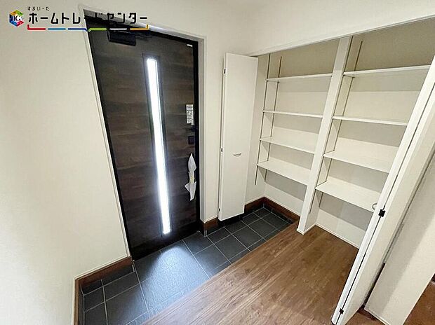 家族が毎日出入りする場所!大切な来客を迎える場所!そんな玄関は、自然光を取り込める優しい雰囲気の空間となっております!玄関収納も設置してあり家族の靴も片付けられますので、いつでも綺麗をキープ出来ます!