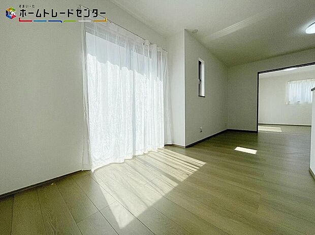 A号棟
自宅の中でも過ごす時間が長く来客を通す場所でもあるリビングは、広々とお洒落な空間です!様々なインテリアを取り入れることができるので、自分好みのお部屋のコーディネートを楽しめることでしょう!