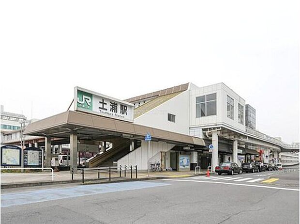 土浦駅の東側には大きな湖畔「霞ヶ浦」が広がり、サイクリングやマリンスポーツを楽しめます。駅の周辺には商業施設もあり、お買い物に便利です。駅前には土浦市役所がございます！
