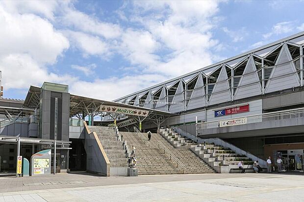 つくばエクスプレス線「守谷」駅！常総線と、つくばエクスプレスが乗り入れ、接続駅となっています！窓ガラスのステンドグラス「日本のふる里 筑波夕照とさくら」の原画・監修は切り絵作家滝平二郎が手掛けました！