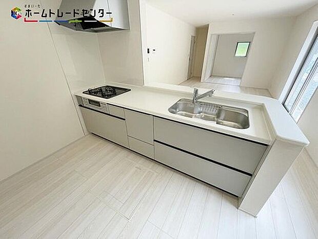 広々キッチンなら、前後にも動けお子様と一緒にお菓子作りやパーティ準備も楽しめます♪お料理好きに成長しそうです!出来上がった料理も、すぐに並べられますので、お子さんが運ぶなどお手伝い時間も増えそうです!