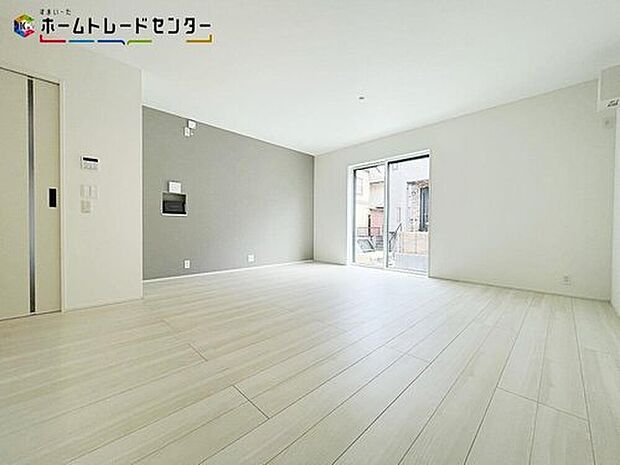 やわらかな光が包み込む、家族が集まるリビング♪広がりのある住空間、洗練されたデザイン、豊かな収納スペース。それらが日常をより快適に、より心地よいものにしてくれます。明るく開放感あふれる空間です♪
